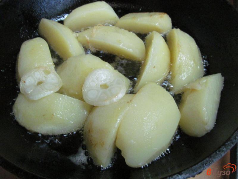 Фото приготовление рецепта: Чесночный молодой картофель шаг №5