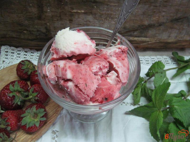 Фото приготовление рецепта: Клубничное мороженое с базиликом шаг №8
