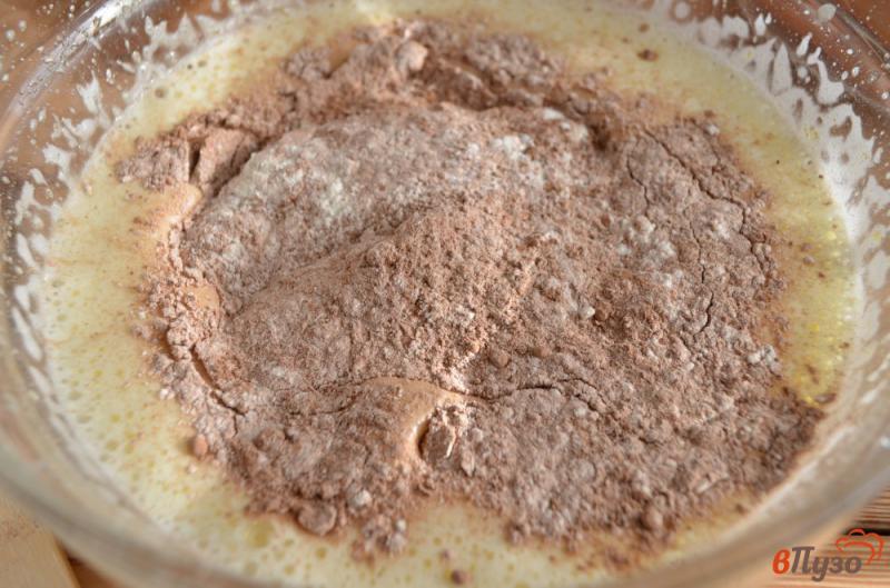 Фото приготовление рецепта: Шоколадный торт с орехами шаг №3