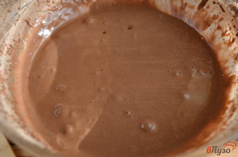 Фото приготовление рецепта: Шоколадный торт с орехами шаг №4