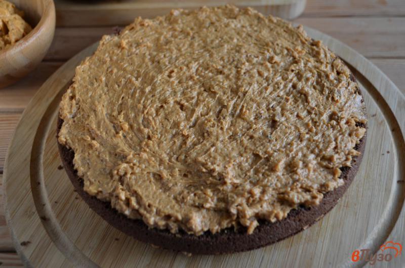 Фото приготовление рецепта: Шоколадный торт с орехами шаг №10