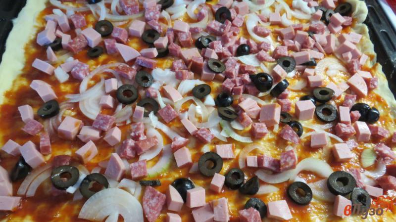 Фото приготовление рецепта: Пицца с оливками и колбасой шаг №3