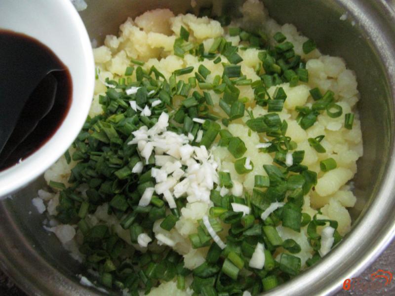 Фото приготовление рецепта: Картофельные котлеты с соусом из хрена шаг №3