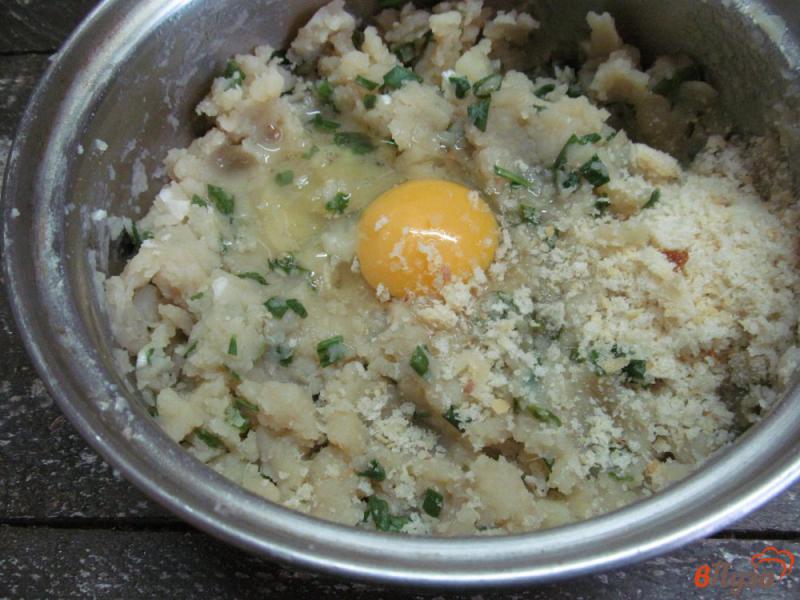 Фото приготовление рецепта: Картофельные котлеты с соусом из хрена шаг №7
