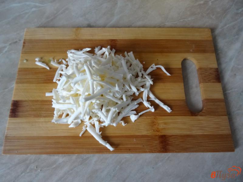 Фото приготовление рецепта: Овсяные котлетки с сыром и луком шаг №3