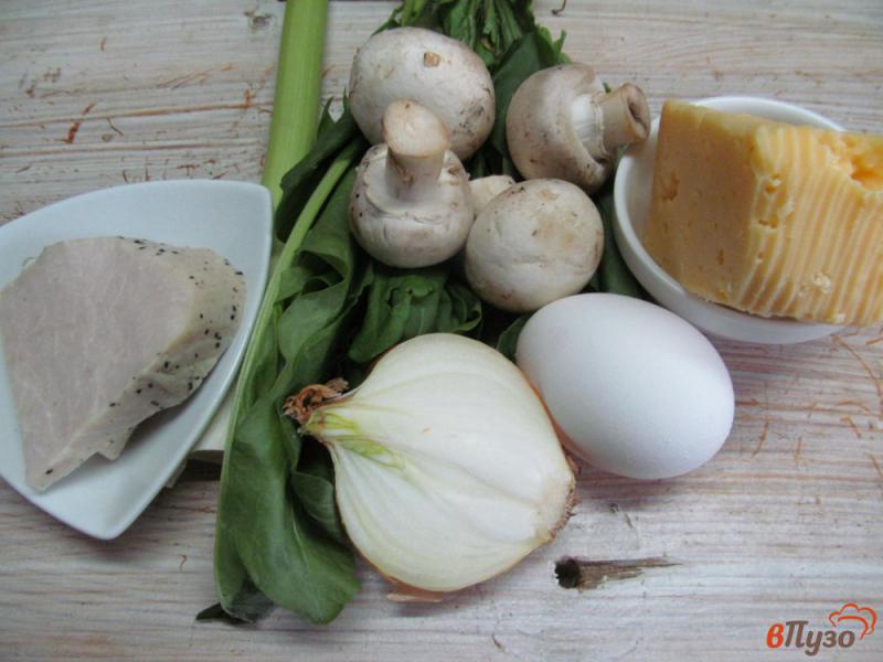 Фото приготовление рецепта: Салат с бужениной грибами и сыром шаг №1