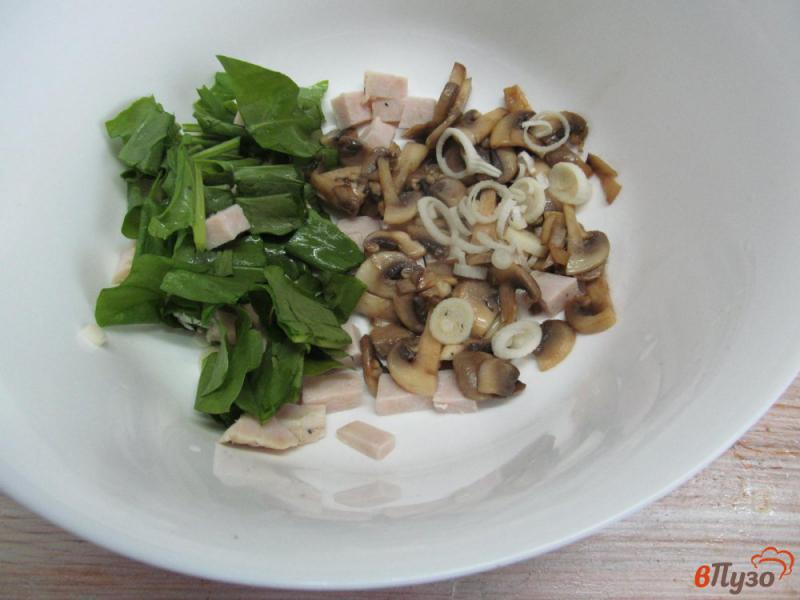Фото приготовление рецепта: Салат с бужениной грибами и сыром шаг №5