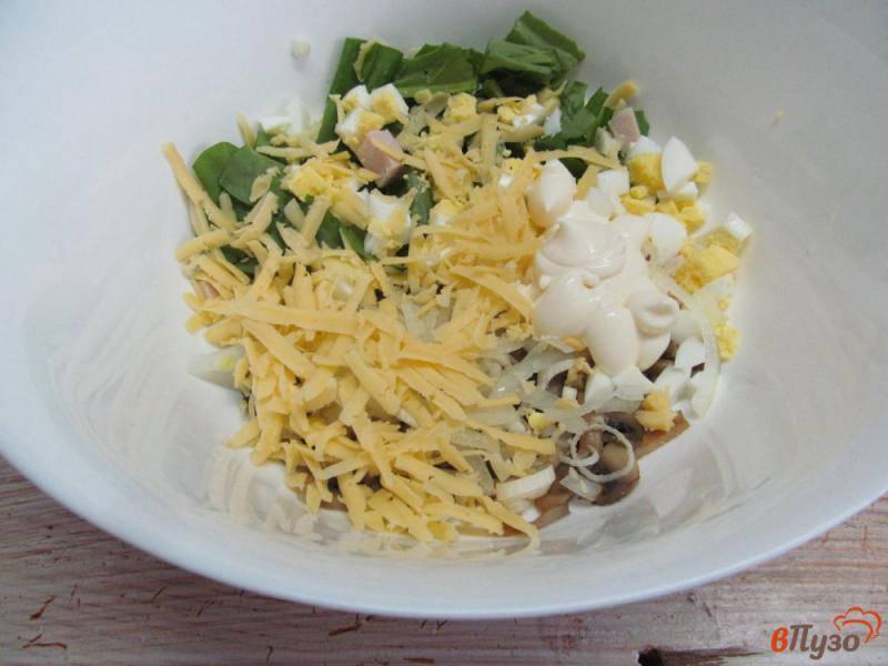 Фото приготовление рецепта: Салат с бужениной грибами и сыром шаг №7
