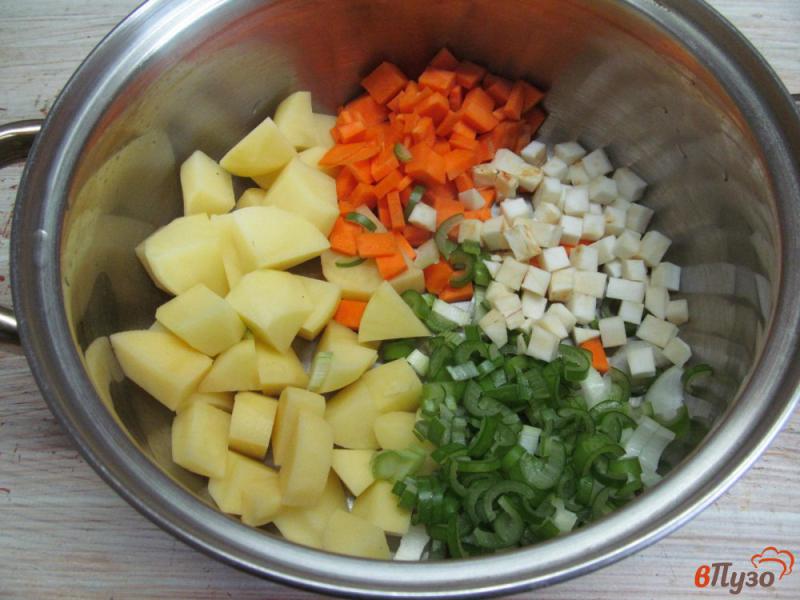 Фото приготовление рецепта: Овощной суп с овсяными хлопьями на курином бульоне шаг №3