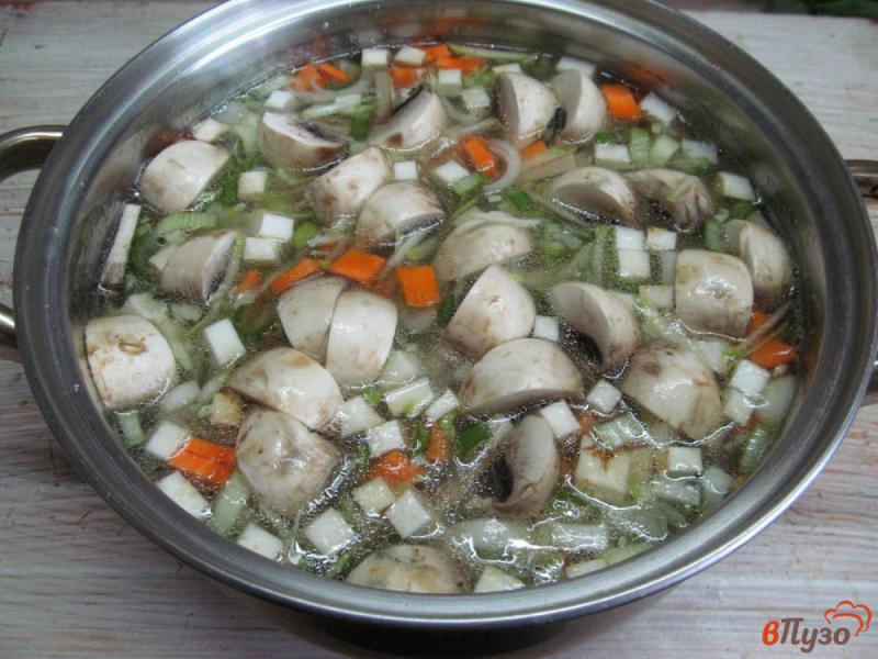 Фото приготовление рецепта: Овощной суп с овсяными хлопьями на курином бульоне шаг №5