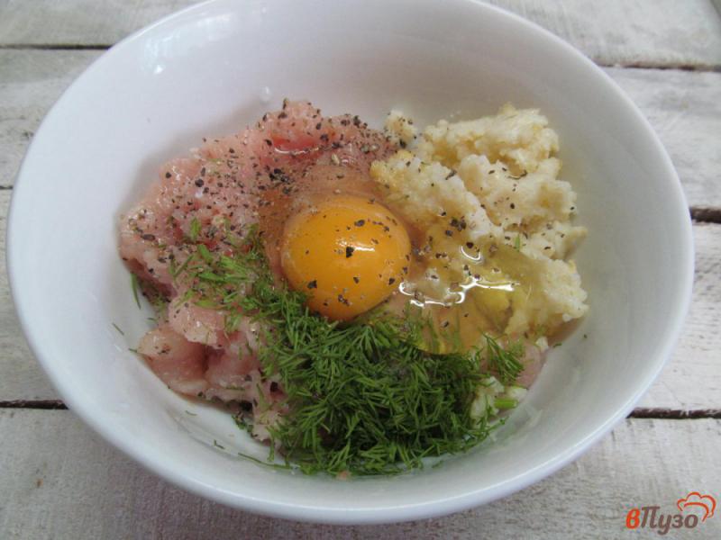 Фото приготовление рецепта: Гнезда из куриного фарша с перепелиными яйцами шаг №2