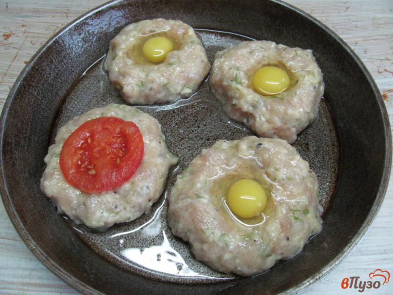 Фото приготовление рецепта: Гнезда из куриного фарша с перепелиными яйцами шаг №4