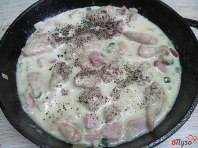 Фото приготовление рецепта: Куриная грудка с копченостями под соусом шаг №9