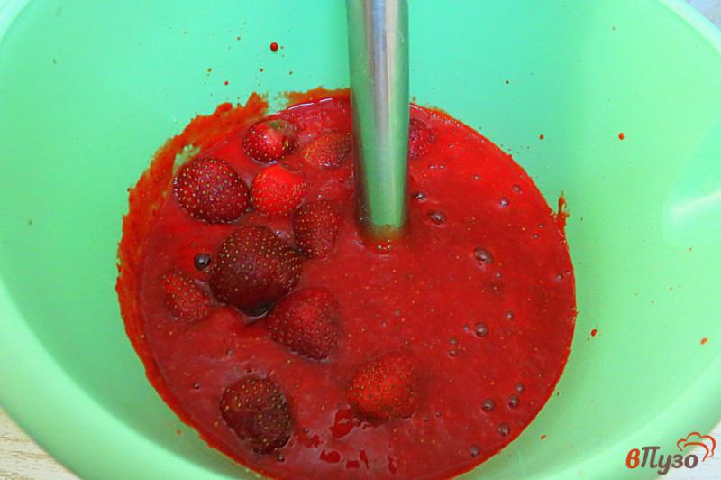 Фото приготовление рецепта: Заморозка клубничного пюре на зиму шаг №4