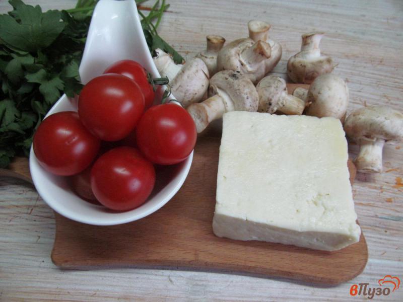 Фото приготовление рецепта: Теплый салат из брынзы с грибами шаг №1