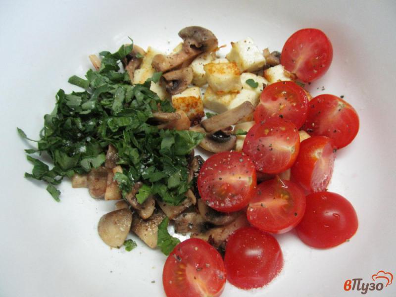 Фото приготовление рецепта: Теплый салат из брынзы с грибами шаг №8