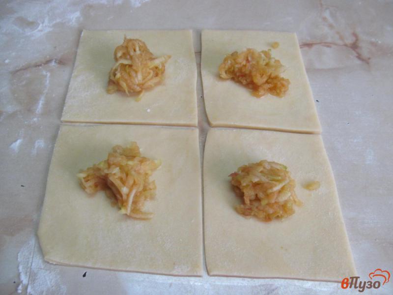 Фото приготовление рецепта: Пирожки с яблоком из сырного теста шаг №6