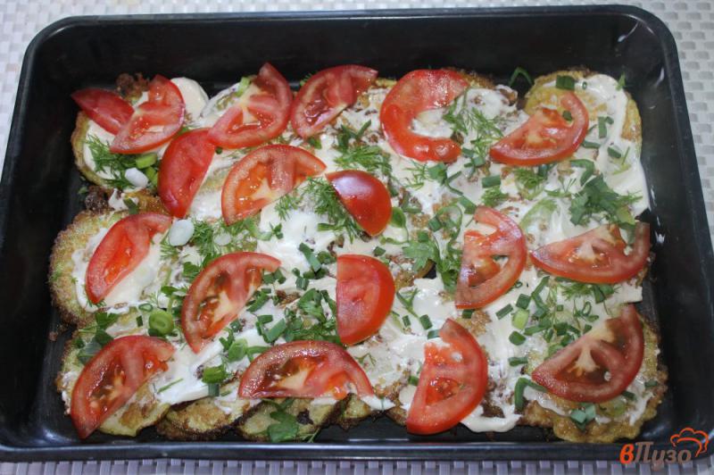 Фото приготовление рецепта: Кабачки в кляре запеченные с помидорами и сыром шаг №8