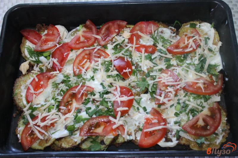Фото приготовление рецепта: Кабачки в кляре запеченные с помидорами и сыром шаг №9