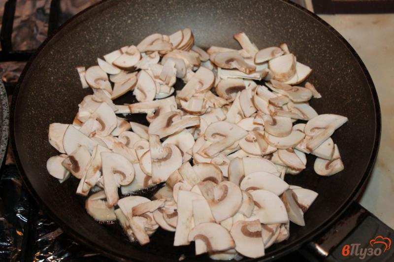 Фото приготовление рецепта: Горячие бутерброды с грибами, маслинами и сыром шаг №3