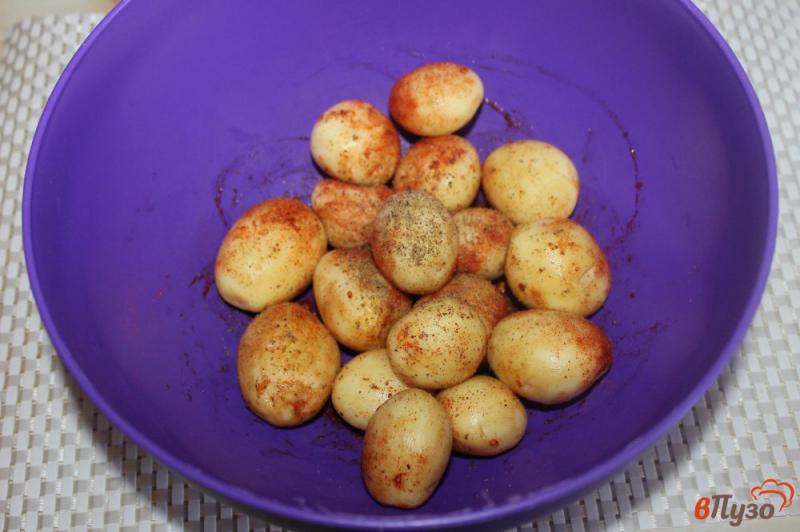 Фото приготовление рецепта: Молодой картофель запеченный в рукаве со специями и чесноком шаг №2