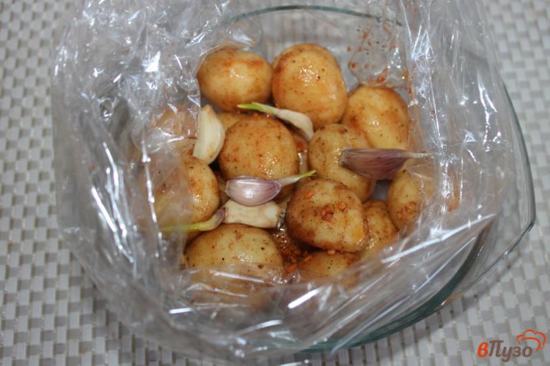 Фото приготовление рецепта: Молодой картофель запеченный в рукаве со специями и чесноком шаг №4