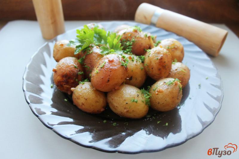 Фото приготовление рецепта: Молодой картофель запеченный в рукаве со специями и чесноком шаг №5