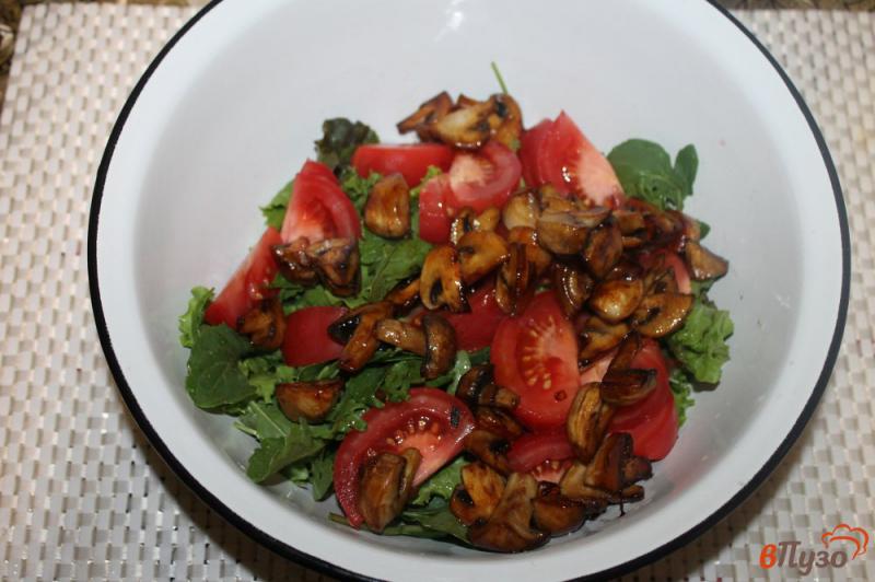 Фото приготовление рецепта: Теплый салат с карамелизированными грибами и сыром шаг №5