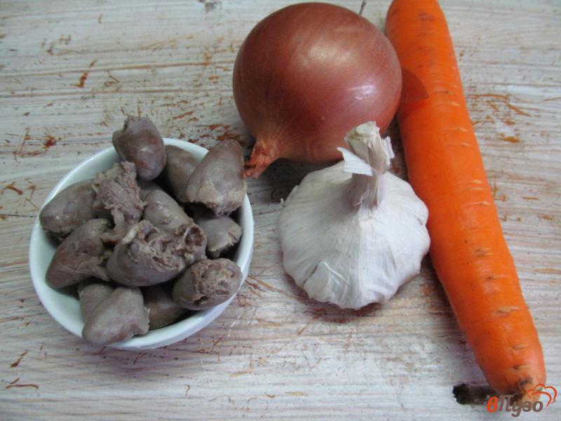 Фото приготовление рецепта: Морковь с куриными сердечками по-корейски шаг №1