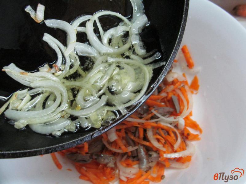 Фото приготовление рецепта: Морковь с куриными сердечками по-корейски шаг №7