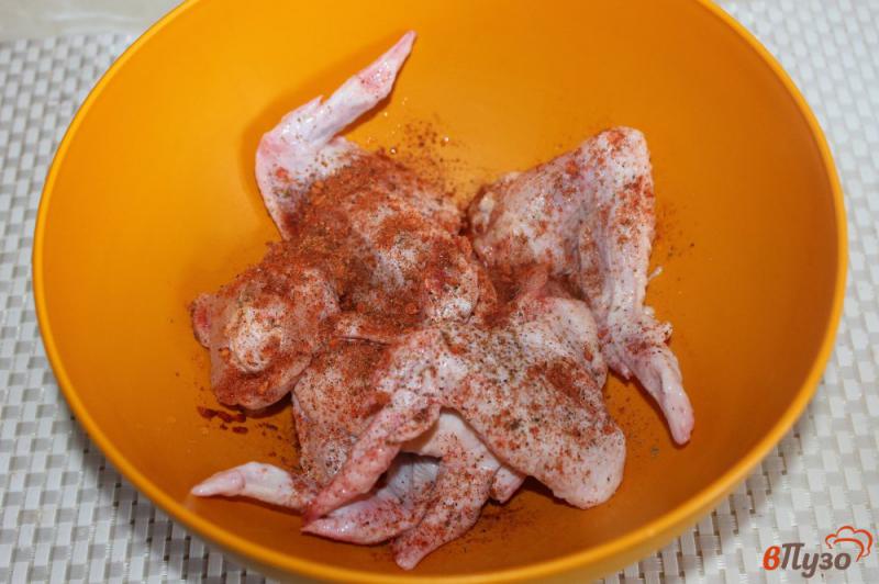 Фото приготовление рецепта: Куриные крылья запеченные в томатно - медовом соусе с чили шаг №2