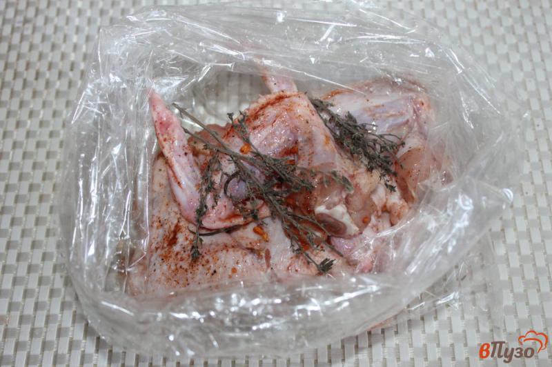 Фото приготовление рецепта: Куриные крылья запеченные в томатно - медовом соусе с чили шаг №3