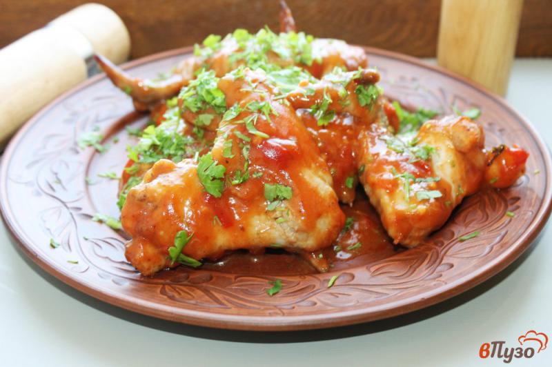 Фото приготовление рецепта: Куриные крылья запеченные в томатно - медовом соусе с чили шаг №7