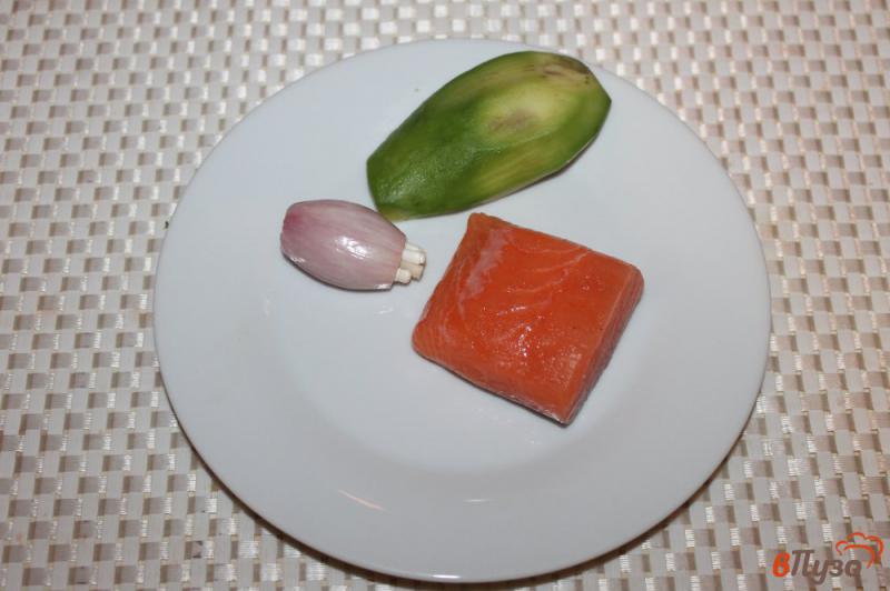 Фото приготовление рецепта: Тартар из рыбы с авокадо и луком шаг №1