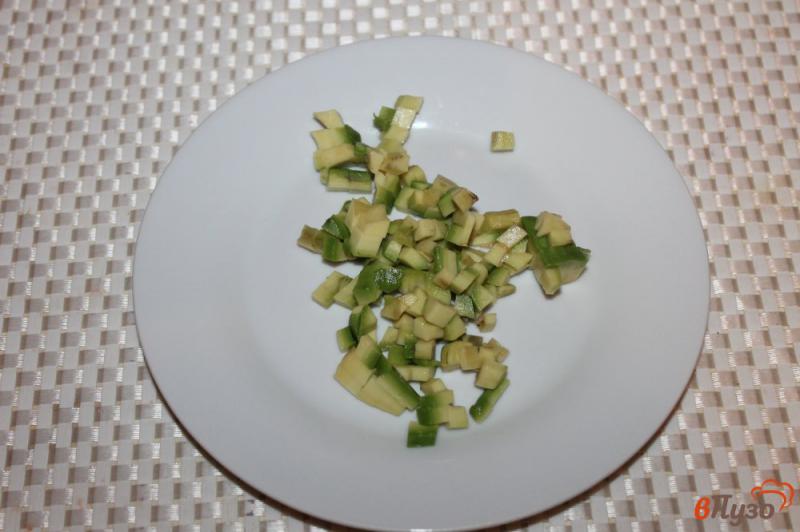 Фото приготовление рецепта: Тартар из рыбы с авокадо и луком шаг №3