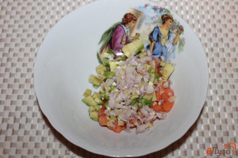 Фото приготовление рецепта: Тартар из рыбы с авокадо и луком шаг №5