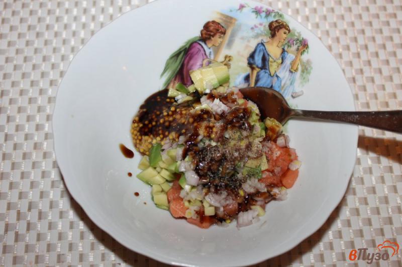 Фото приготовление рецепта: Тартар из рыбы с авокадо и луком шаг №6