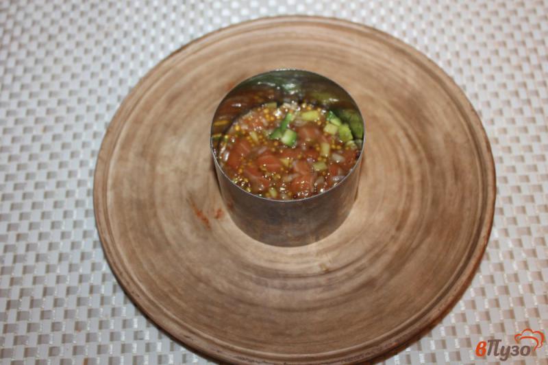 Фото приготовление рецепта: Тартар из рыбы с авокадо и луком шаг №7