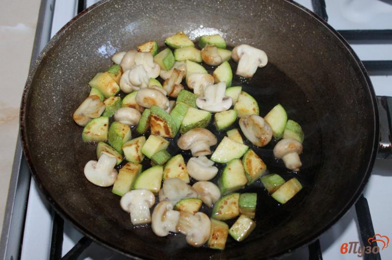 Фото приготовление рецепта: Теплый салат из кабачка шаг №3