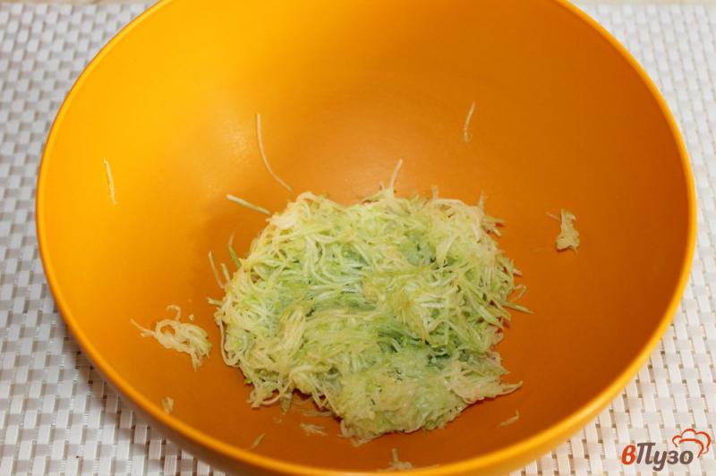 Фото приготовление рецепта: Оладьи из кабачка с зеленым луком и моцареллой шаг №1