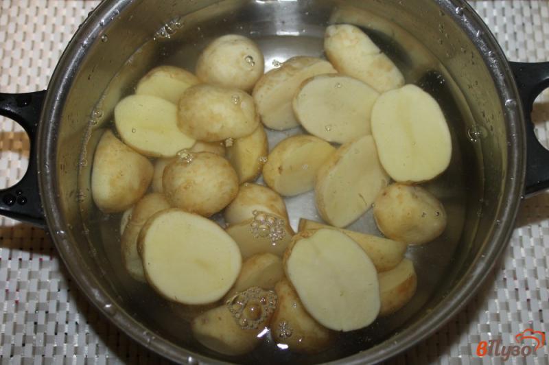 Фото приготовление рецепта: Молодой картофель с зажаркой из ветчины и лука шаг №2