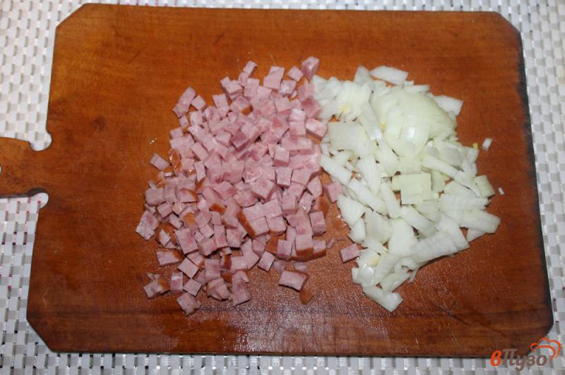 Фото приготовление рецепта: Молодой картофель с зажаркой из ветчины и лука шаг №3