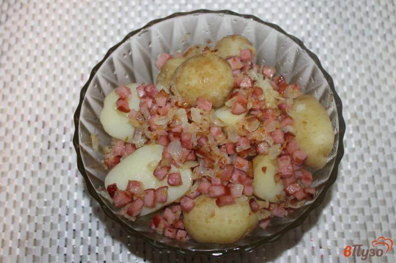 Фото приготовление рецепта: Молодой картофель с зажаркой из ветчины и лука шаг №5