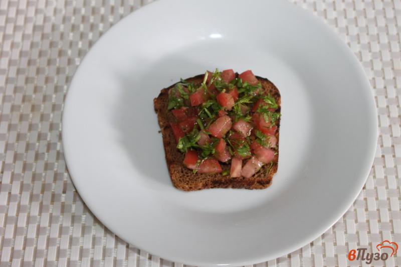 Фото приготовление рецепта: Бутерброды с томатами и сельдью шаг №5