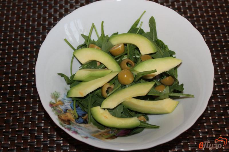 Фото приготовление рецепта: Салат из авокадо, рукколы  оливок и сыра с плесенью шаг №3
