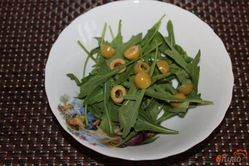 Фото приготовление рецепта: Салат из авокадо, рукколы  оливок и сыра с плесенью шаг №2