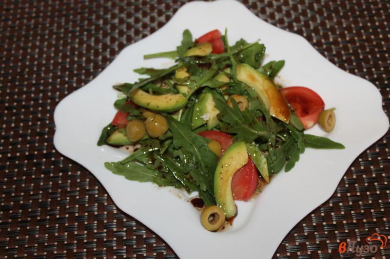 Фото приготовление рецепта: Салат из авокадо, рукколы  оливок и сыра с плесенью шаг №5