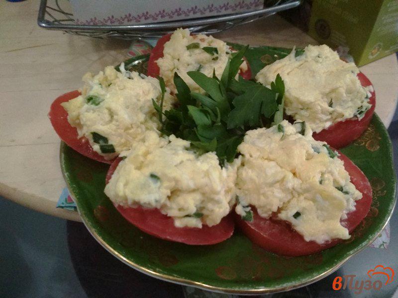 Фото приготовление рецепта: Закуска из помидор с сырным салатом шаг №3