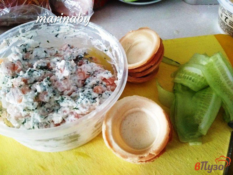 Фото приготовление рецепта: Закуска с соленым лососем и рикоттой шаг №3