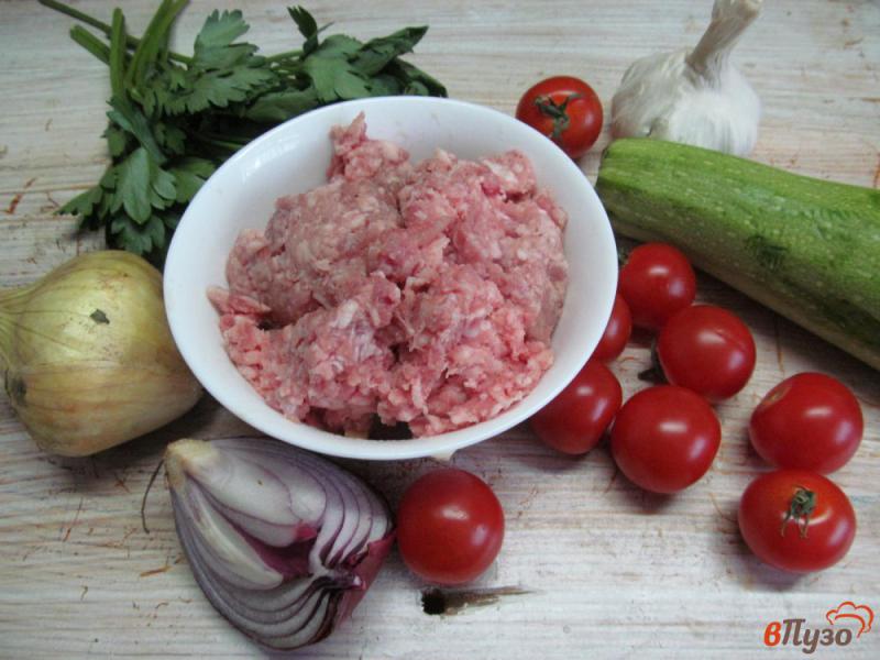 Фото приготовление рецепта: Фрикадельки с печеными овощами и рисом шаг №1